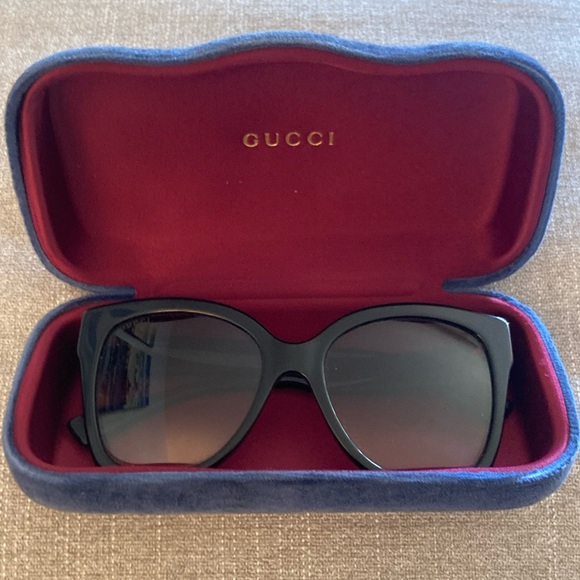 Authentic Black Gucci sunglasses - Picture 2 of 6